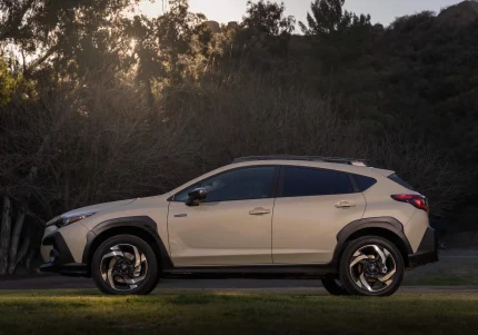 Повний боковий профіль гібридного кросовера Subaru Crosstrek 2026, що демонструє дорожній просвіт та дизайн кузова.