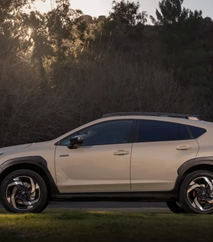Повний боковий профіль гібридного кросовера Subaru Crosstrek 2026, що демонструє дорожній просвіт та дизайн кузова.