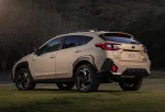 Вигляд ззаду у три чверті Subaru Crosstrek Hybrid 2026, акцент на дизайні легкосплавних дисків та задніх стійках.