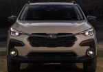 Прямий вигляд спереду Subaru Crosstrek Hybrid 2026 з увімкненими світлодіодними фарами та протитуманним світлом.