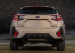 Вигляд ззаду Subaru Crosstrek Hybrid 2026 з чітким відображенням емблеми Hybrid та нижнього дифузора.