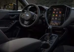 Сучасний інтер'єр салону Subaru Crosstrek Hybrid 2026: кермо з кнопками керування та великий вертикальний дисплей мультимедіа.