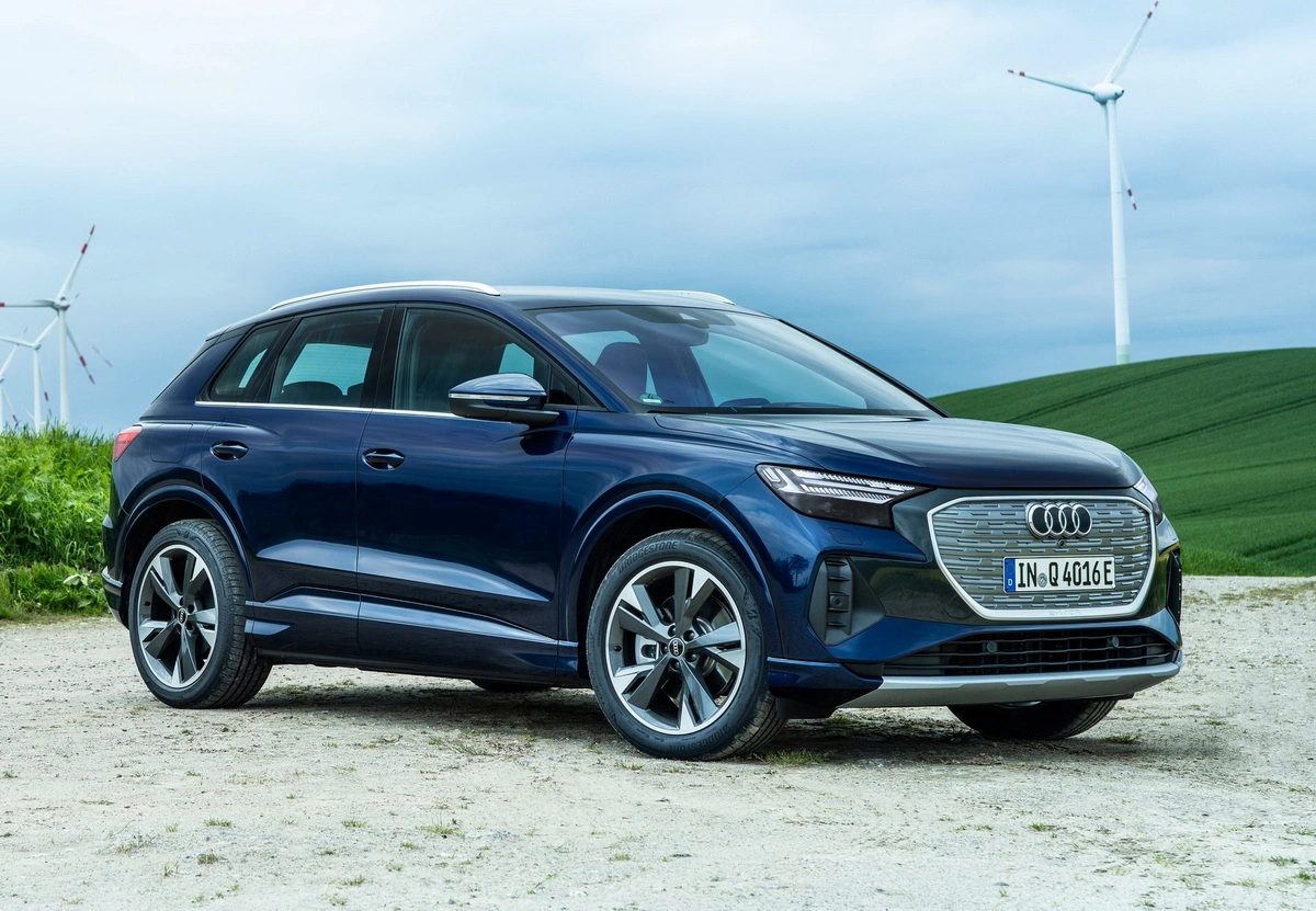 Вигляд у профіль в темно-синіх кольорах Audi Q4 e-tron 2022