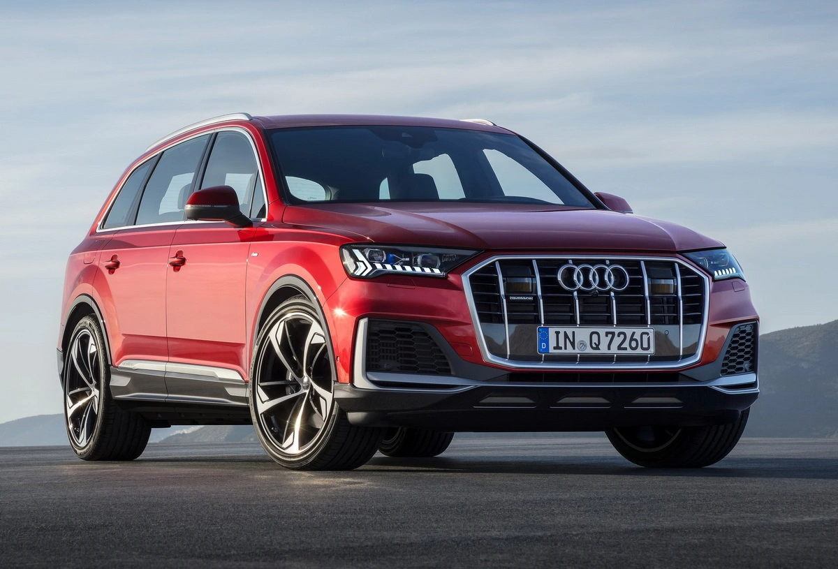 Вид у профіль Audi Q7 2020 червоного кольору