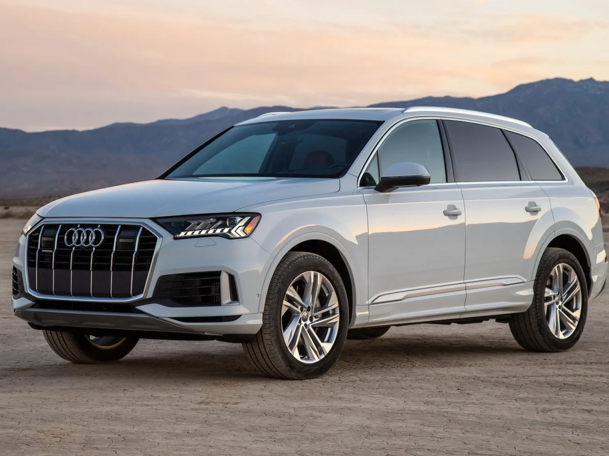 Вигляд в профіль Audi Q7 2022