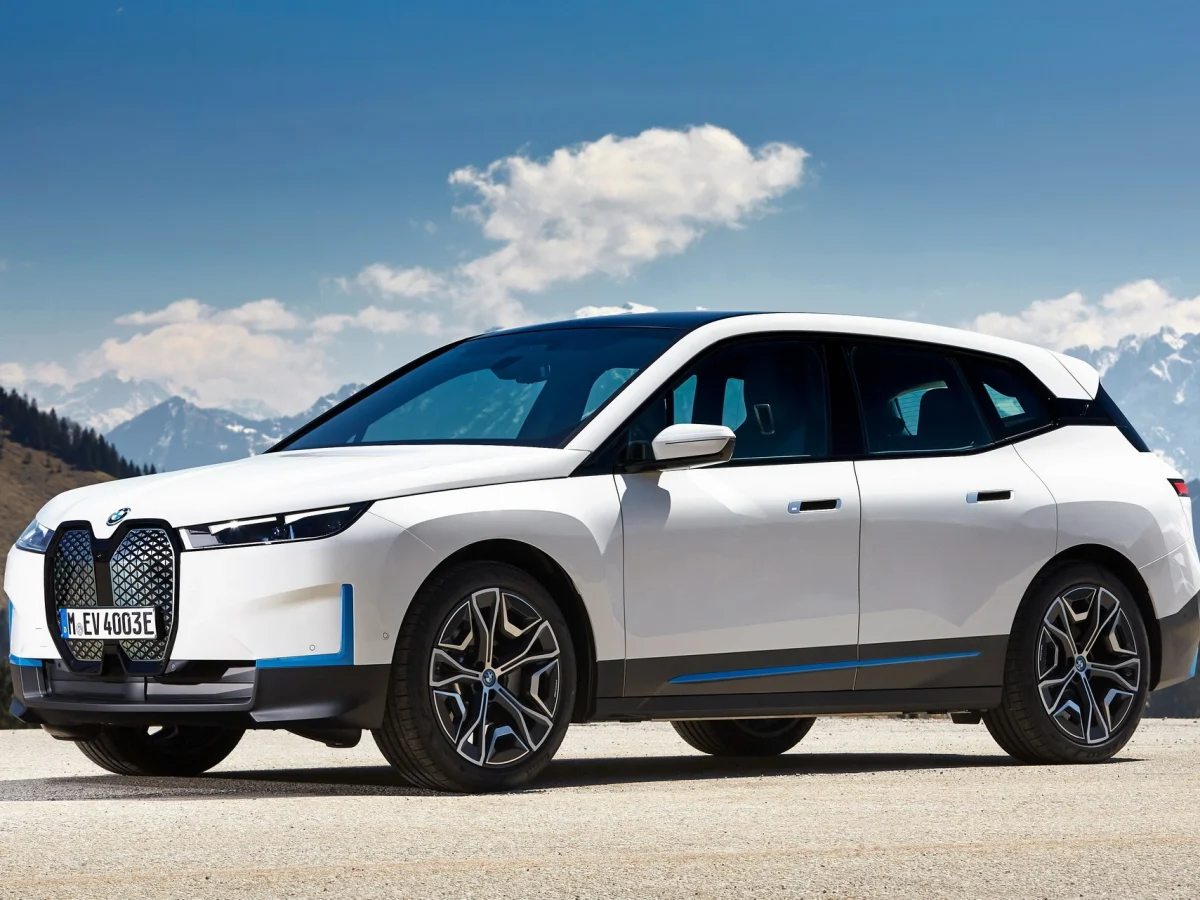 BMW iX 2023 року в профіль