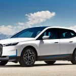 BMW iX 2023 року в профіль