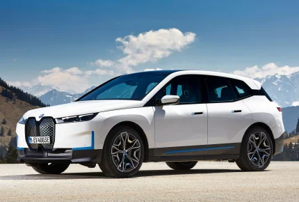 BMW iX 2023 року в профіль