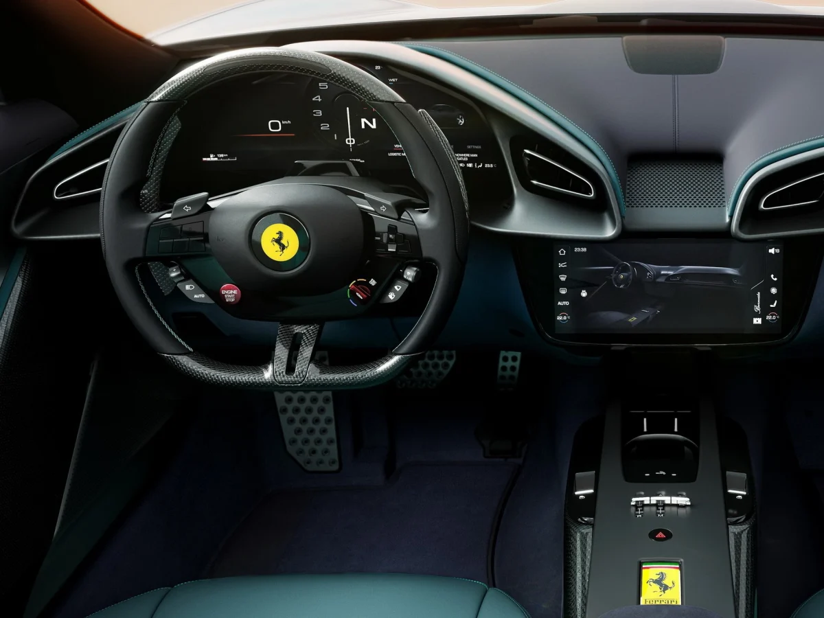 Футуристичний кокпіт Ferrari Amalfi 2026 з великим вертикальним дисплеєм мультимедіа та цифровою панеллю приладів.