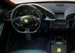Футуристичний кокпіт Ferrari Amalfi 2026 з великим вертикальним дисплеєм мультимедіа та цифровою панеллю приладів.