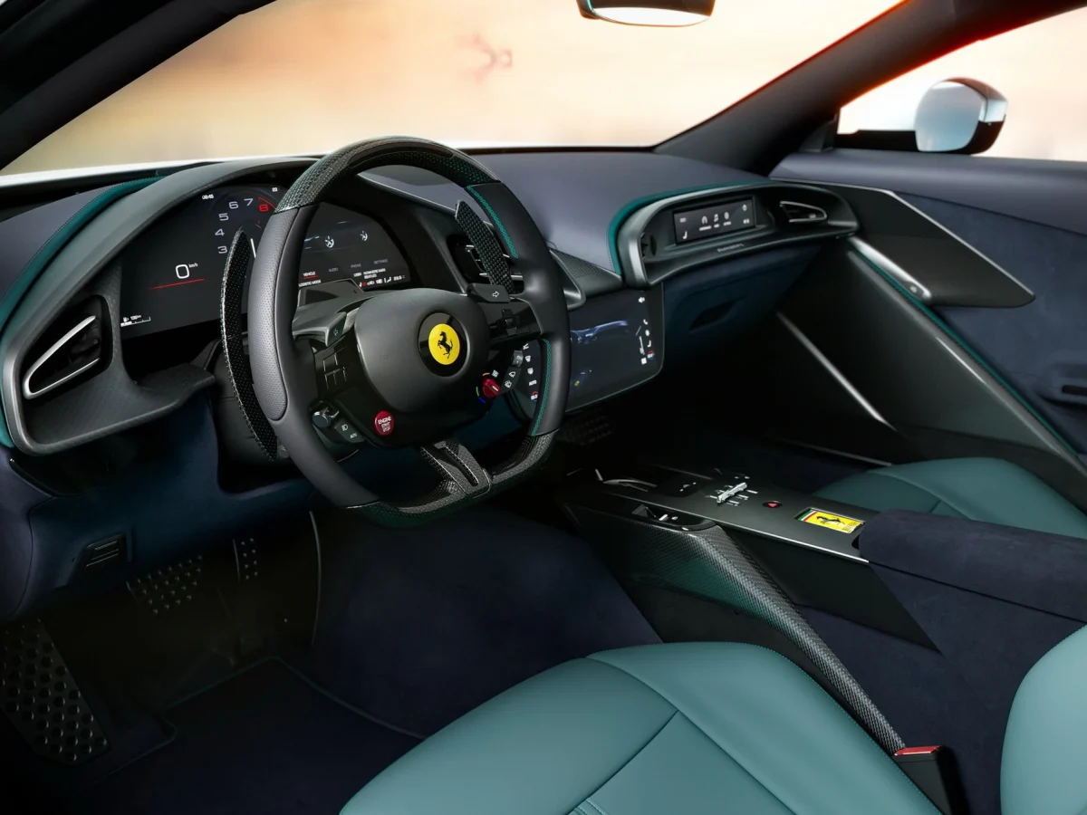 Крупний план керма Ferrari Amalfi 2026 з перемикачем Manettino та оновленими фізичними кнопками керування.