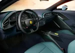 Крупний план керма Ferrari Amalfi 2026 з перемикачем Manettino та оновленими фізичними кнопками керування.