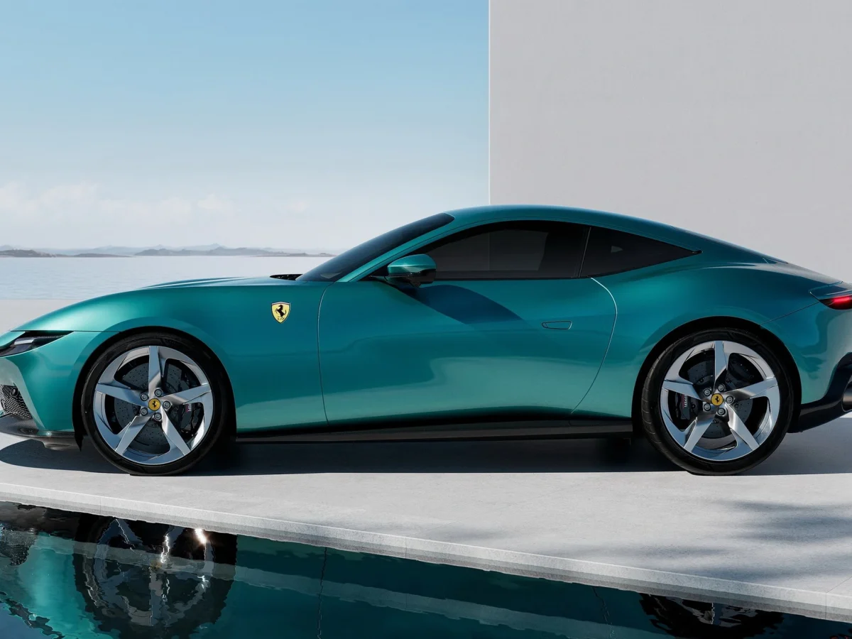 Витончений боковий профіль купе Ferrari Amalfi 2026, що демонструє класичні пропорції гран-туризмо.