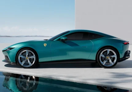 Витончений боковий профіль купе Ferrari Amalfi 2026, що демонструє класичні пропорції гран-туризмо.