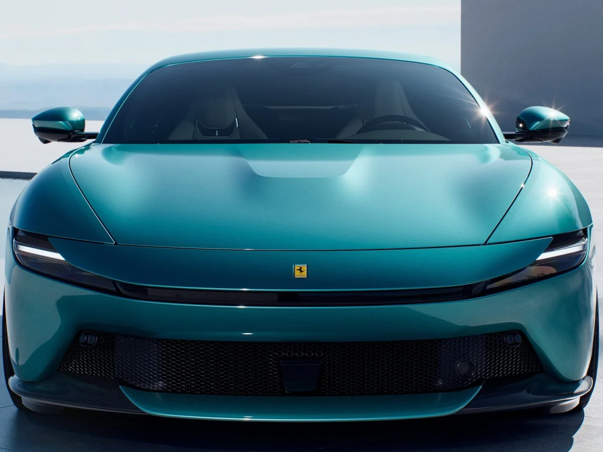 Агресивний передній ракурс Ferrari Amalfi 2026, що показує оновлену решітку радіатора та вузьку оптику.