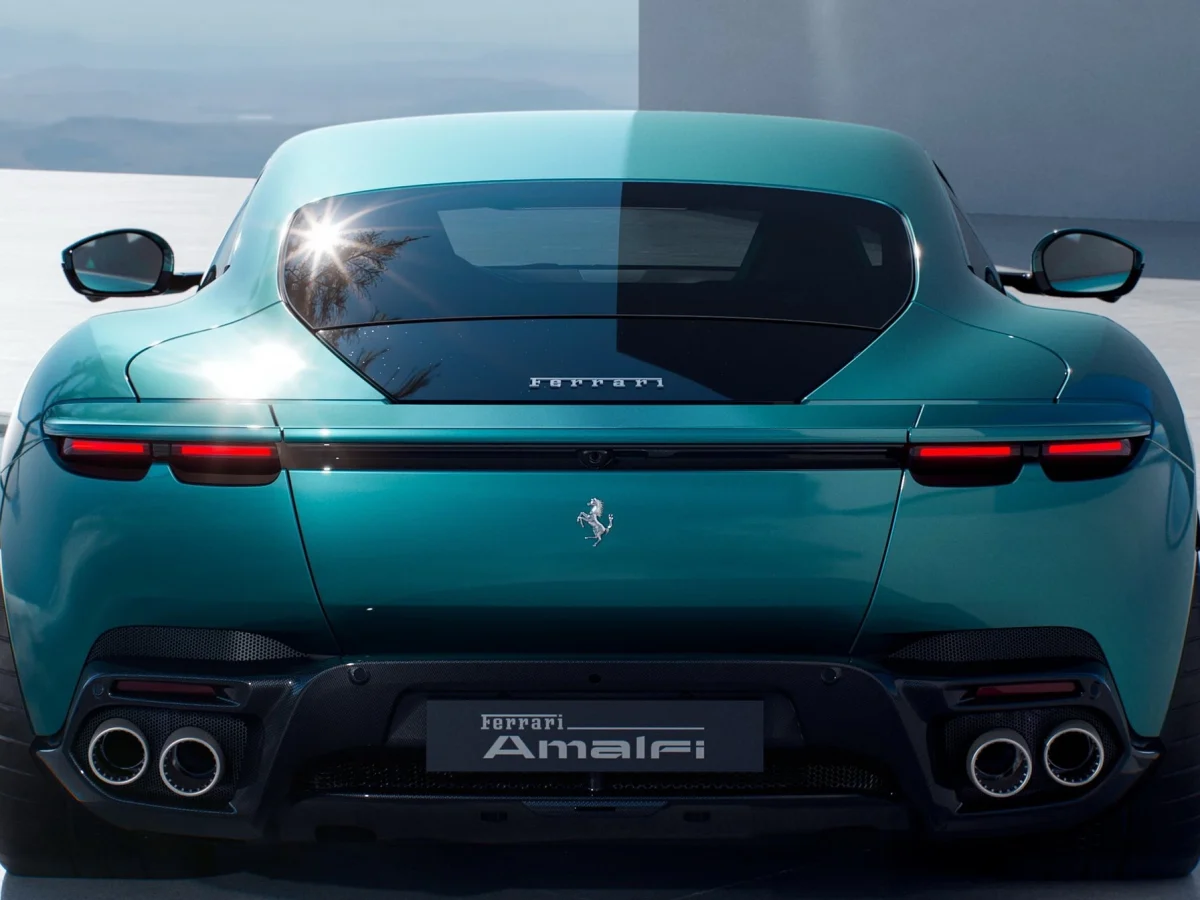 Задня частина Ferrari Amalfi 2026 з акцентом на нові горизонтальні світлодіодні ліхтарі та дифузор з чотирма вихлопними трубами.