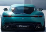 Задня частина Ferrari Amalfi 2026 з акцентом на нові горизонтальні світлодіодні ліхтарі та дифузор з чотирма вихлопними трубами.