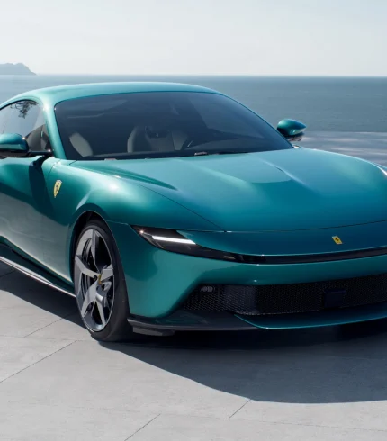 Елегантна Ferrari Amalfi 2026, вигляд спереду у три чверті на фоні середземноморського узбережжя.