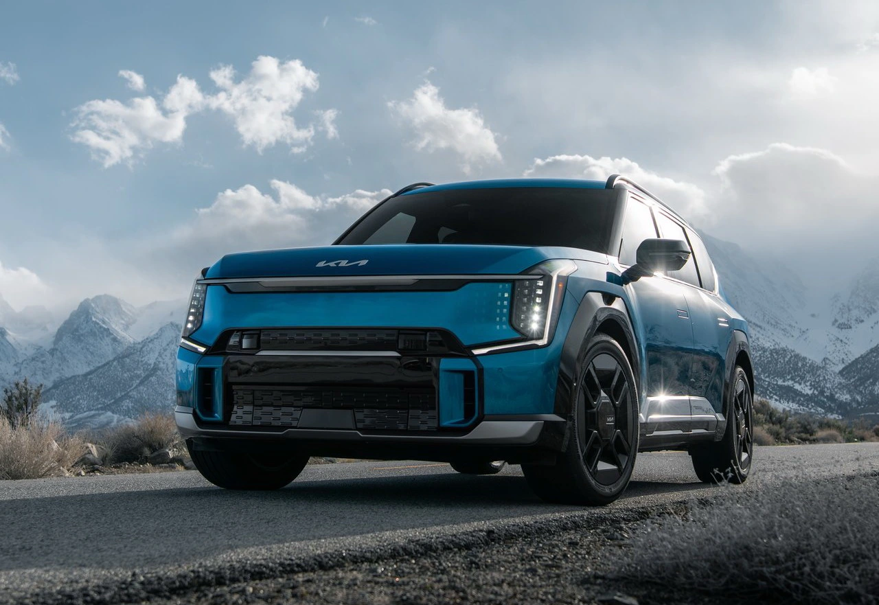 Кросовер Kia EV9 2024, вид спереду, колір синій металік.
