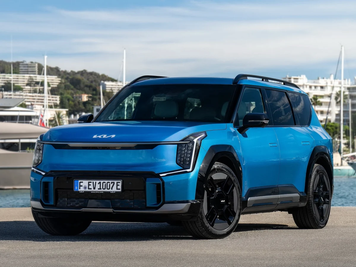Кросовер Kia EV9 GT-Line 2026, вид спереду, колір синій металік.
