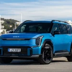 Кросовер Kia EV9 GT-Line 2026, вид спереду, колір синій металік.