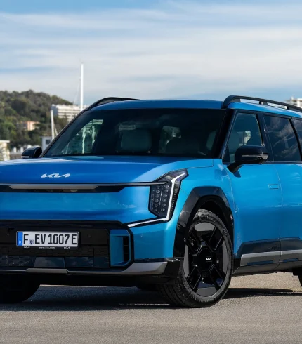 Кросовер Kia EV9 GT-Line 2026, вид спереду, колір синій металік.
