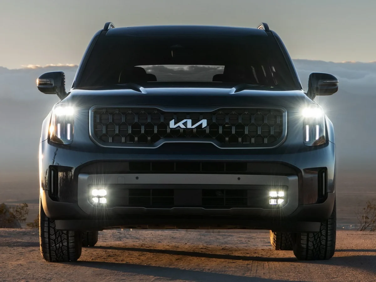 Вигляд з переду к включеними фарами Kia Telluride 2023