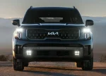 Вигляд з переду к включеними фарами Kia Telluride 2023