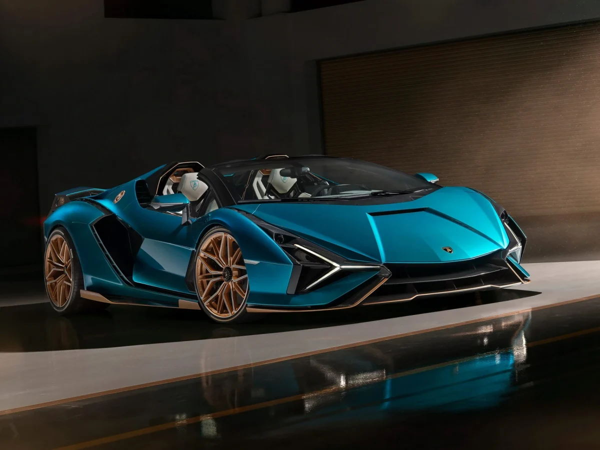 Передній ракурс 3/4 Lamborghini Sián Roadster у фірмовому кольорі Blu Uranus, що демонструє дизайн переднього сплітера.