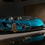 Передній ракурс 3/4 Lamborghini Sián Roadster у фірмовому кольорі Blu Uranus, що демонструє дизайн переднього сплітера.