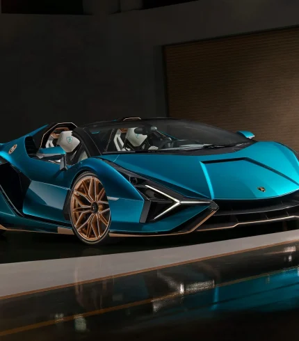 Передній ракурс 3/4 Lamborghini Sián Roadster у фірмовому кольорі Blu Uranus, що демонструє дизайн переднього сплітера.