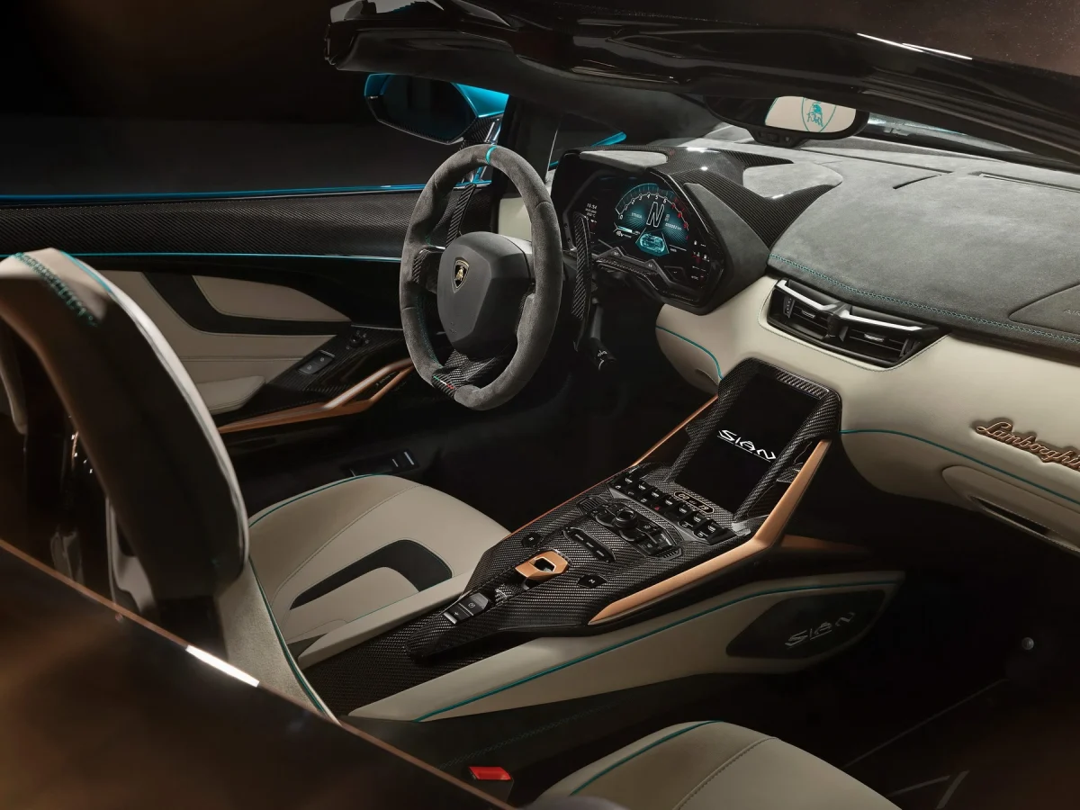 Розкішний кокпіт Lamborghini Sián Roadster з використанням алькантари, карбону та алюмінієвих деталей.