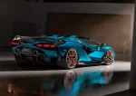 Задня частина Sián Roadster з унікальними шестикутними ліхтарями та великим активним антикрилом.