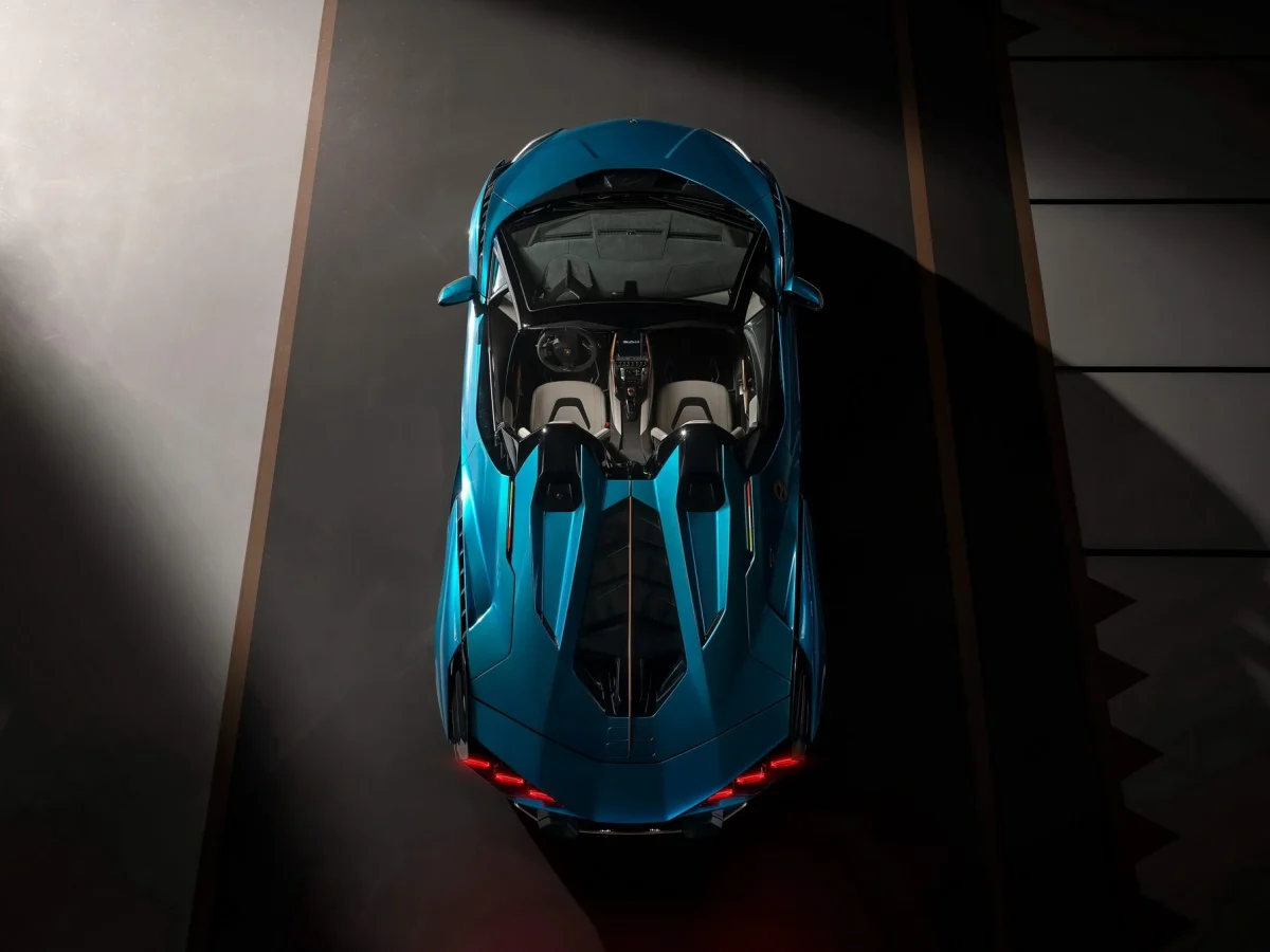 Вигляд зверху на Lamborghini Sián Roadster, що демонструє відсутність даху та аеродинамічну геометрію кузова.
