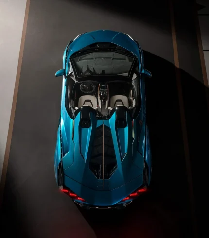 Вигляд зверху на Lamborghini Sián Roadster, що демонструє відсутність даху та аеродинамічну геометрію кузова.