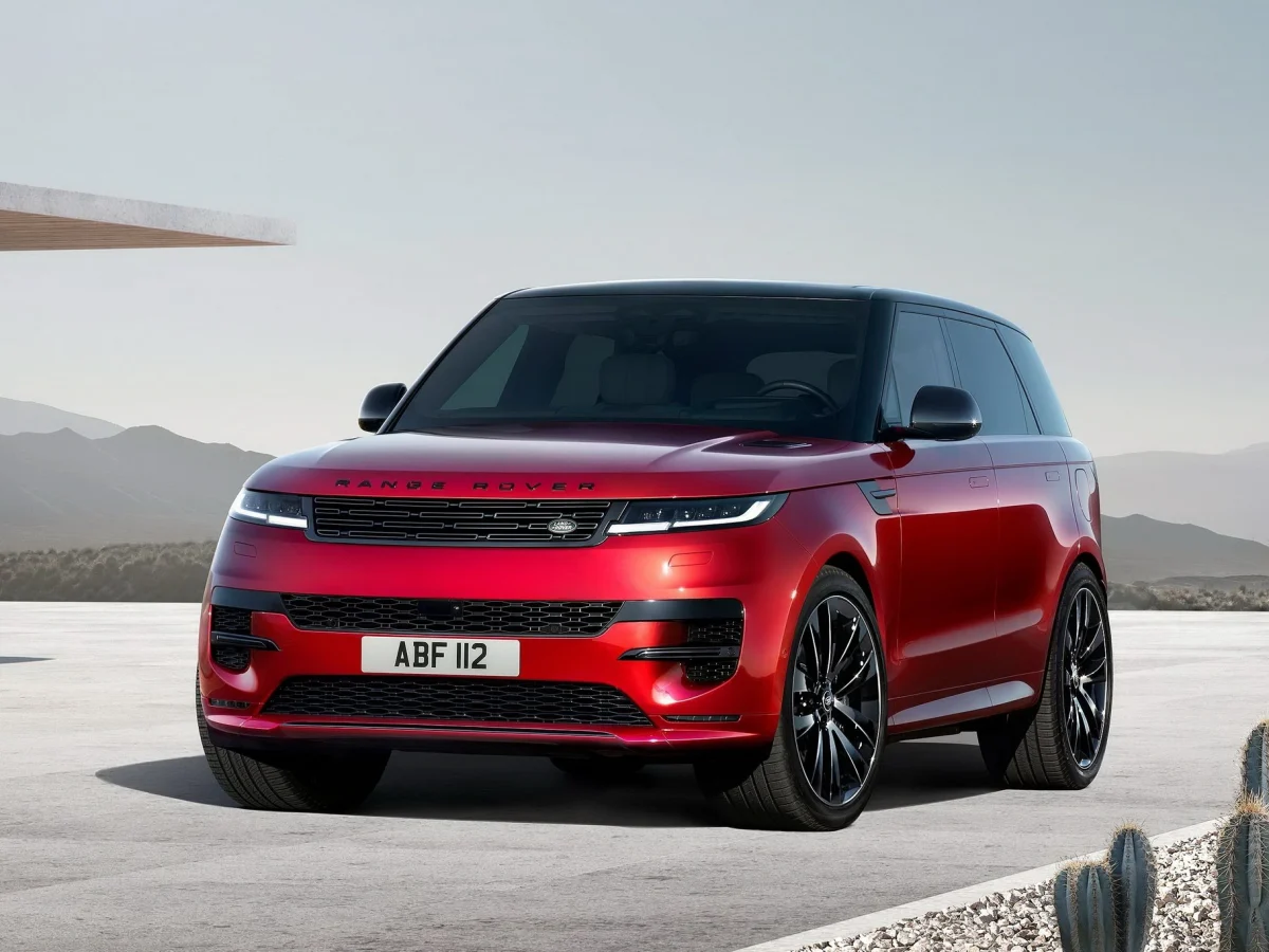 Передній ракурс Land Rover Range Rover Sport 2023 червоного кольору