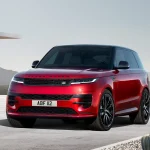 Передній ракурс Land Rover Range Rover Sport 2023 червоного кольору