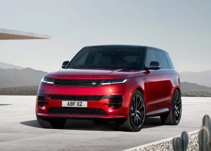 Передній ракурс Land Rover Range Rover Sport 2023 червоного кольору
