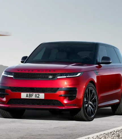 Передній ракурс Land Rover Range Rover Sport 2023 червоного кольору