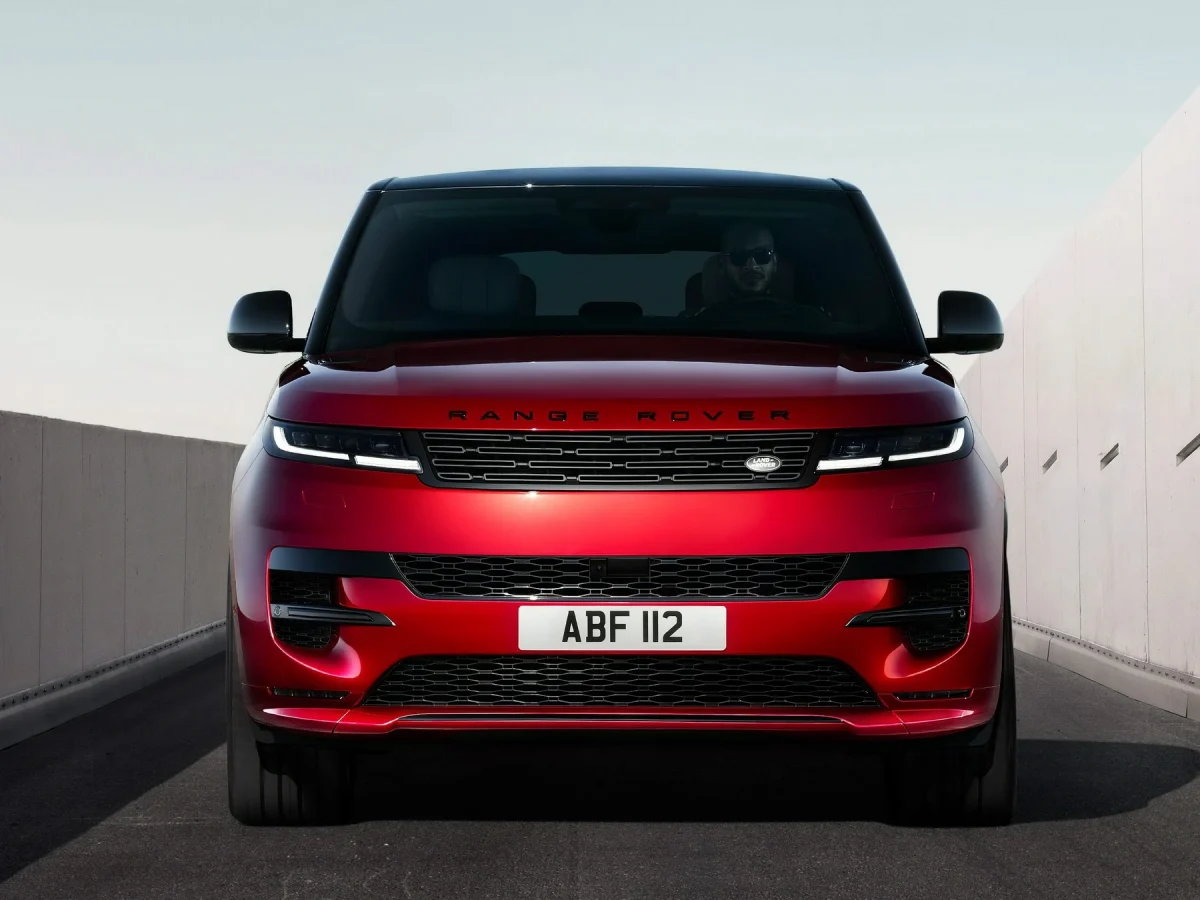 Люксовий позашляховик Land Rover Range Rover Sport 2023 з акцентом на решітку радіатора та вузькі світлодіодні фари.