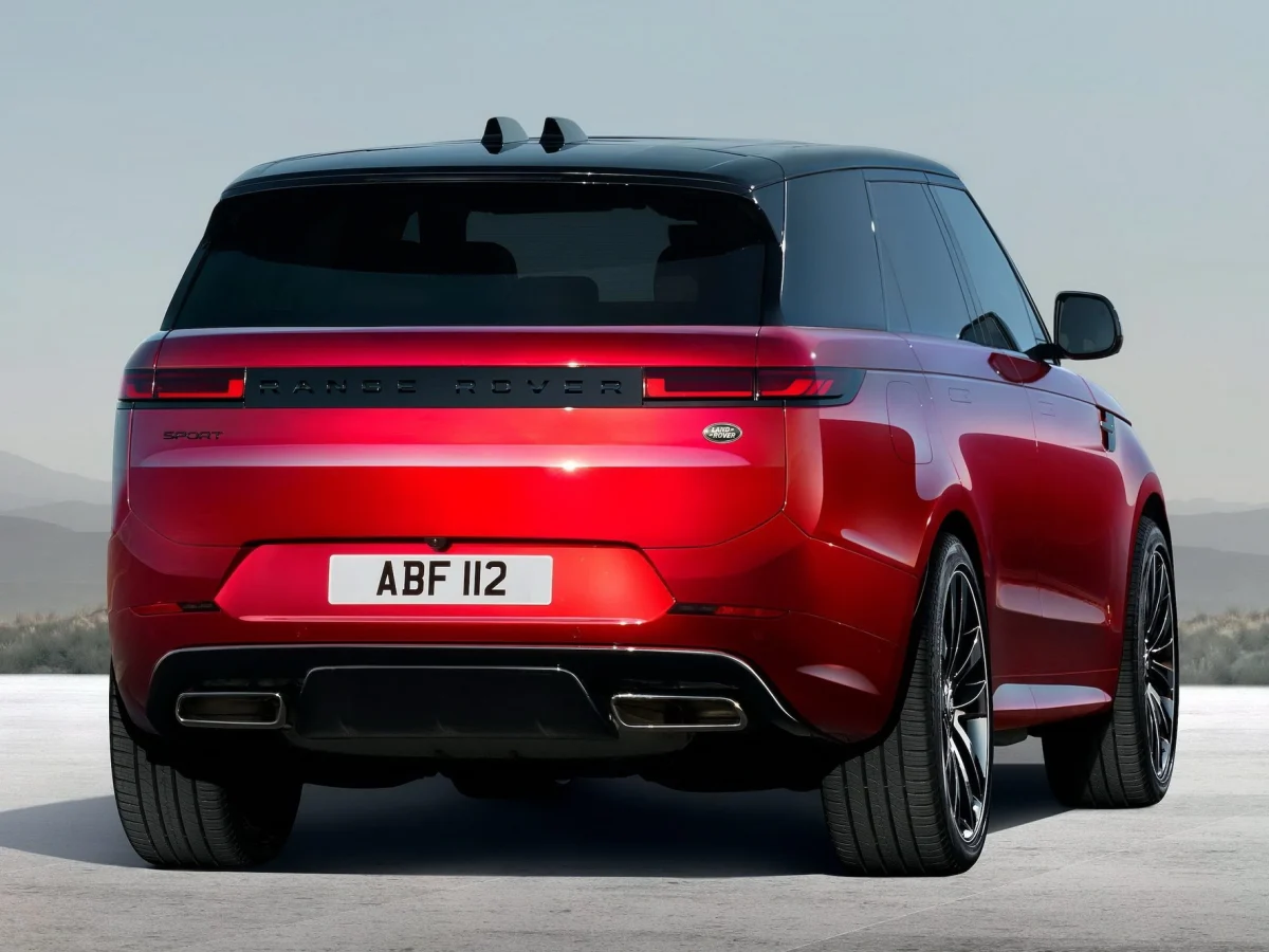 Задній ракурс Land Rover Range Rover Sport 2023 червоного кольору
