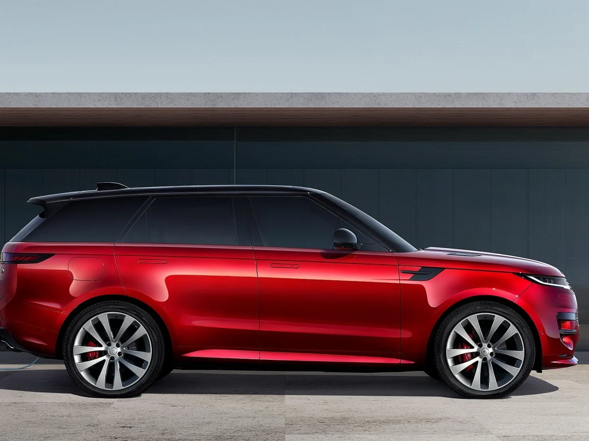 Боковий ракурс Land Rover Range Rover Sport 2023 червоного кольору