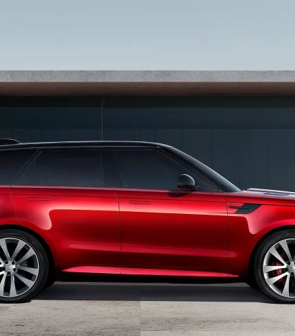 Боковий ракурс Land Rover Range Rover Sport 2023 червоного кольору