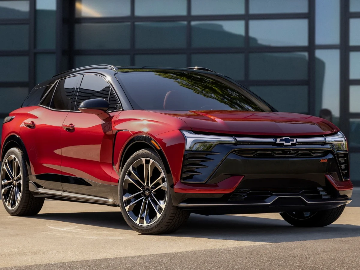 Вигляд з переду Chevrolet Blazer EV 2024 червоного кольору