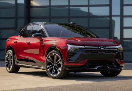 Вигляд з переду Chevrolet Blazer EV 2024 червоного кольору