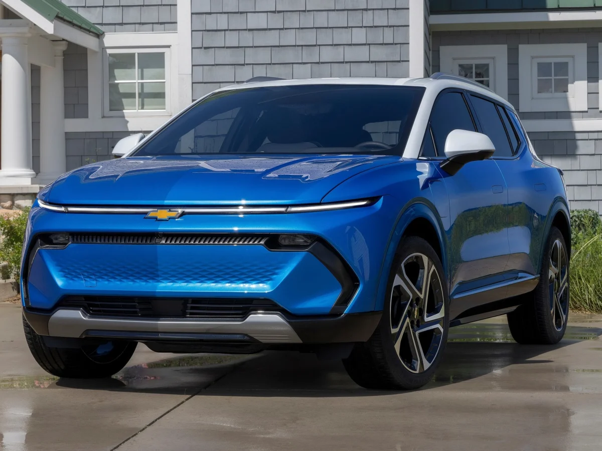 Вид с переду Chevrolet Equinox EV 2024 синього кольору