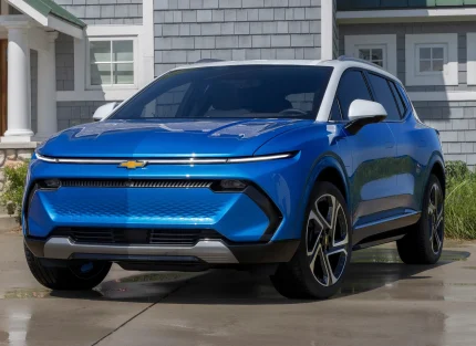Вид с переду Chevrolet Equinox EV 2024 синього кольору