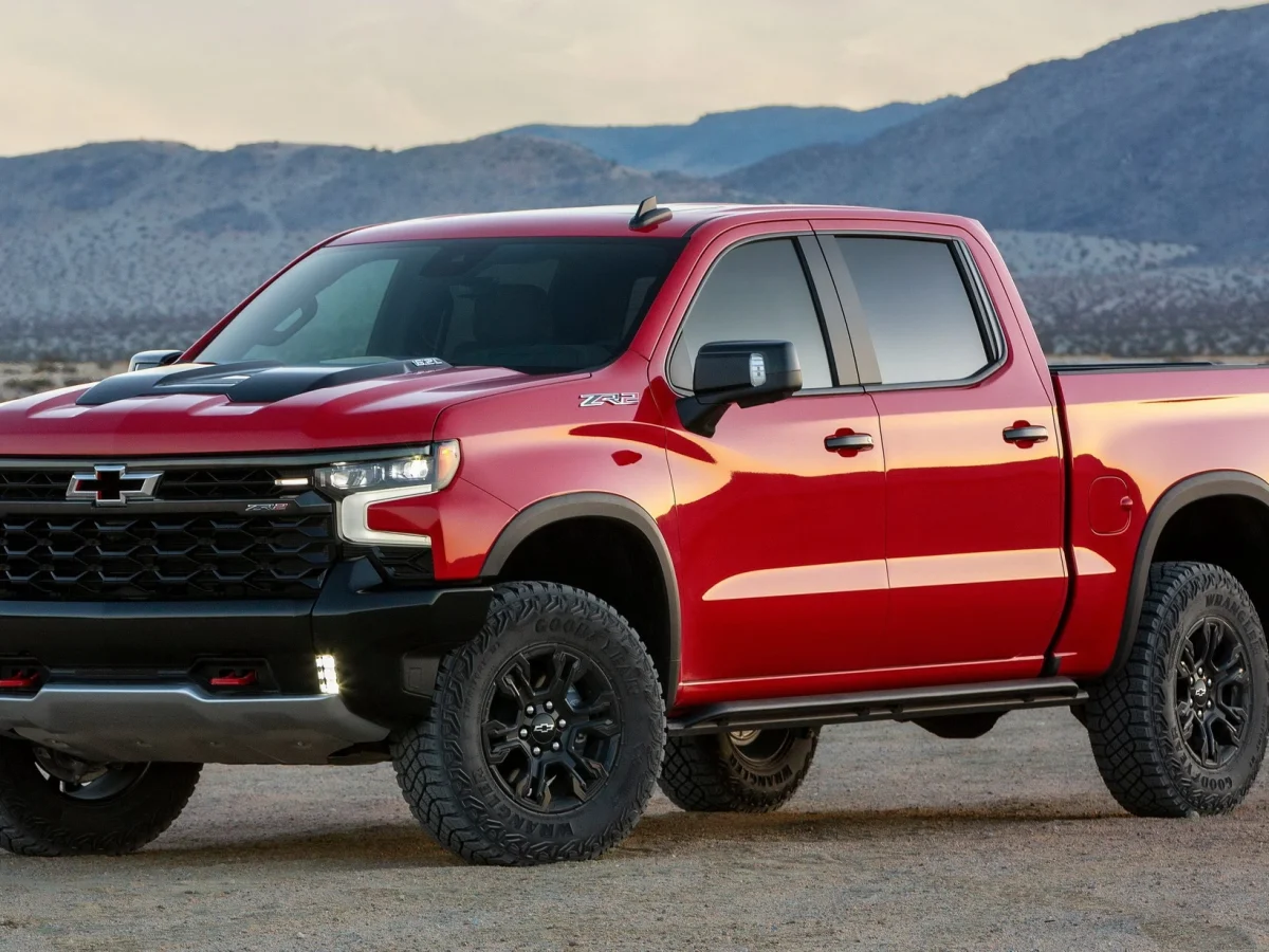 Вигляд в профіль пікапу червоного кольору Chevrolet Silverado 2022