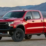 Вигляд в профіль пікапу червоного кольору Chevrolet Silverado 2022
