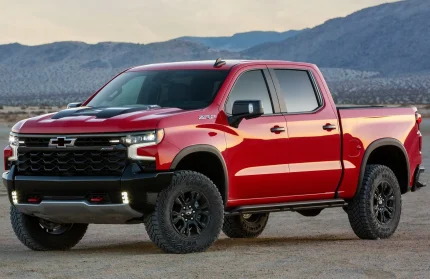 Вигляд в профіль пікапу червоного кольору Chevrolet Silverado 2022